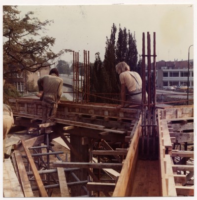 Tijdens de bouw van de kubuswoningen. Helmond, 1975