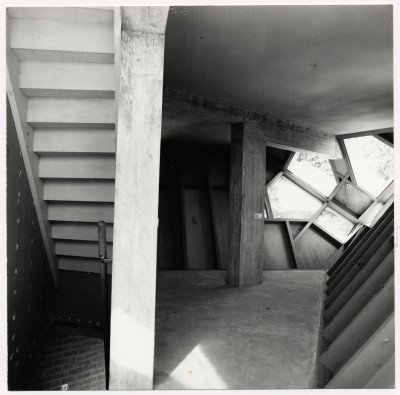 Het interieur van een kubuswoning. Helmond 1975