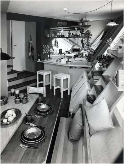 Interieur van een kubuswoning met meubels. Helmond, 1975