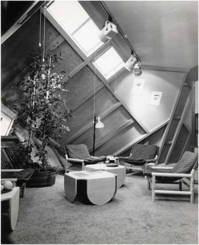 Interieur van een kubuswoning met meubels. Helmond, 1975