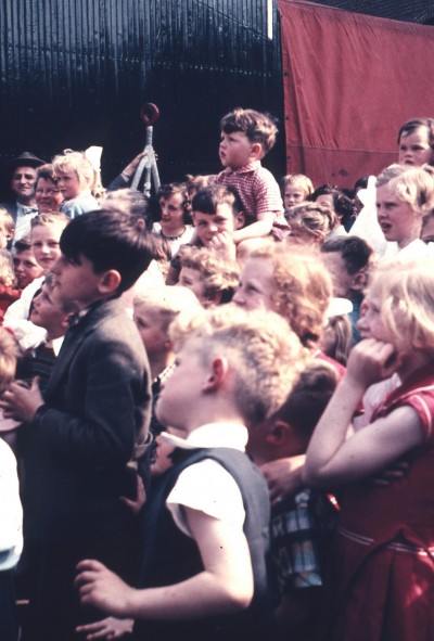 Poppenkast op de kermis, Den Dungen ca. 1958 (foto: Kapelaan van Hooff/Parochie St. Michael, collectie BHIC, nr. 1775-000432-082)