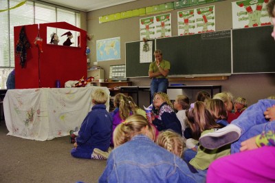 Poppenkast op school, Grave ca. 1990 (foto: Jean Smeets, collectie BHIC, nr. 1907-004595)