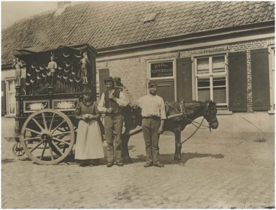 Draaiorgel op paard en wagen, voor Schilder Koffiehuis Jos Lodewijks, 1895 - 1905