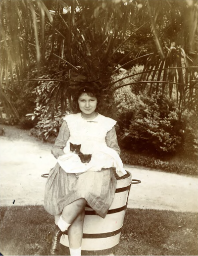 Felicidad Haindl poseert met een poes. Helmond, 1915-1927