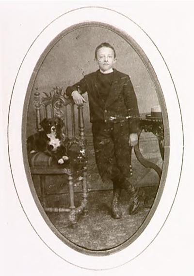 Jongen poseert met een hond. Valkenswaard, ca. 1885