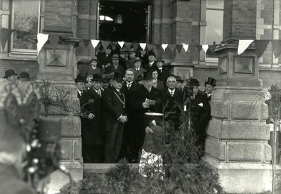 Vervolgens gaat het gezelschap het bordes op, waar nog wat mooie woorden gesproken worden. Oss 1935 (foto: Fotopersbureau Het Zuiden, collectie Stadsarchief Oss, nr. BHIC: BCO010728)