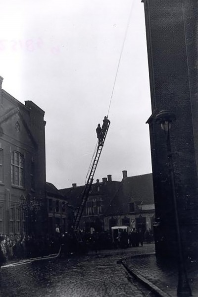 De brandweer demonstreert wat je met al dat water doen kunt bij de Grote Kerk. Oss 1935 (foto: Fotopersbureau Het Zuiden, collectie Stadsarchief Oss, nr. BHIC: BCO010731) 