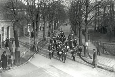 De Harmonie Hartog loopt al musicerend door de Spoorlaan. Oss 1935 (foto: Fotopersbureau Het Zuiden, collectie Stadsarchief Oss, nr. BHIC: BCO010732)
