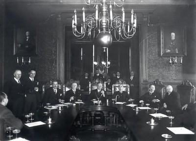 Burgemeester Ploegmakers spreekt in de raadzaal het gemeentebestuur toe, Oss 1935 (foto: Fotopersbureau Het Zuiden, collectie Stadsarchief Oss, nr. BHIC: BCO010733) 