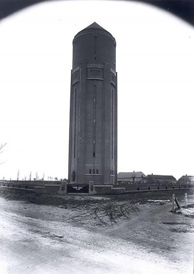 De watertoren, een markant gebouw in Oss, krijgt in datzelfde jaar zijn plek aan de Watertorenstraat. Oss 1935 (foto: Fotopersbureau Het Zuiden, collectie Stadsarchief Oss, nr. BHIC: BCO010740)