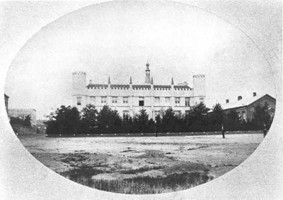 Het Paleis-Raadhuis in de tijd dat Rijks-HBS Koning Willem II er gevestigd was. Tilburg, 1875