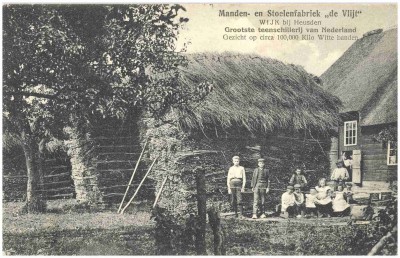 De teenschillerij van Manden- en Stoelenfabriek De Vlijt. Je ziet bossen ruw materiaal liggen. Wijk, 1900-1920