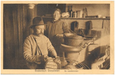 Een mandenmaker vlecht manden. Plaats onbekend, 1910-1922
