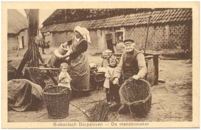 Mandenmaker vlecht manden. Plaats onbekend, 1900-1920
