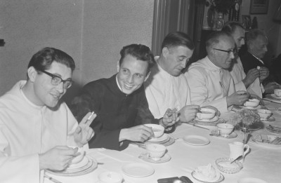 Het roken van een sigaret of sigaar ging best tegelijk met het eten van soep. Den Dungen, 1961