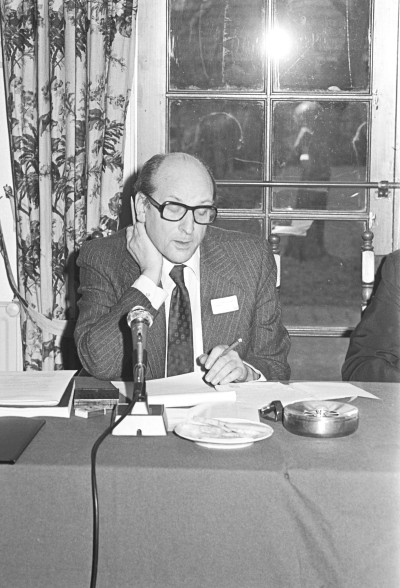 Roken tijdens het spreken op een vergadering. Vught, 1978