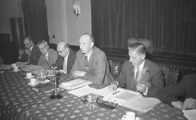 Tijdens een vergadering wordt gewoon gerookt. Uden, 1959