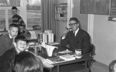 Een rokende meester voor de klas: geen vreemd gezicht in de jaren 60. Uden, 1965