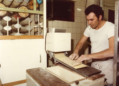 Een bakker rookt een sigaret terwijl hij deeg kneedt. Reek, 1985