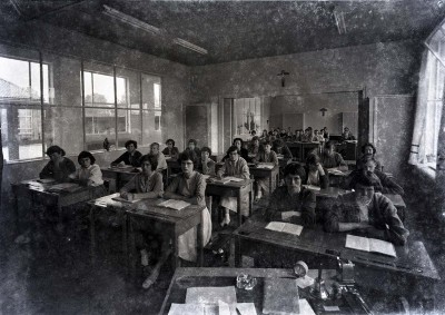 Een klas op de Maria-MULO. Op het bureau van de leerkracht staat een gebruikte asbak. Grave, ?