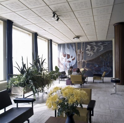 De ontvangsthal van het St. Josephziekenhuis. Rechts op de foto is een grote staande asbak zichtbaar. Veghel, ca. 1955-1965
