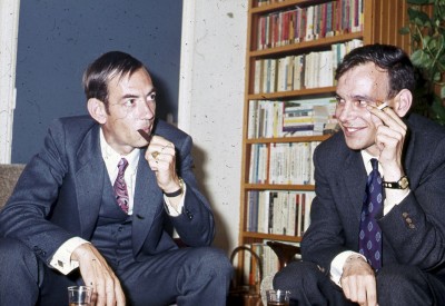 Twee mannen roken pijp en sigaret bij het voorbereiden van een forumavond van de gemeente over leefbaarheid in de wijk. Vught, ca. 1970-1978