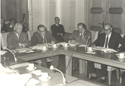 Asbakken met sigaren op tafel tijdens een vergadering in Veghel, 1970