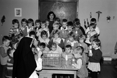 Schoolklas start met schoolmelk, Oss 1962 (foto: Daan Scholte, Stadsarchief Oss nr. DSN0018_00600)