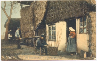 Het vlechten van manden door een mandenmaker