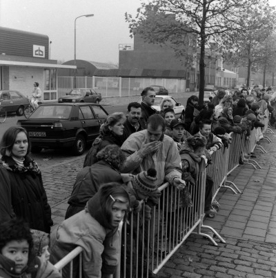 Het publiek wacht bij de Piushaven op de aankomst van Sinterklaas. Tilburg, ?