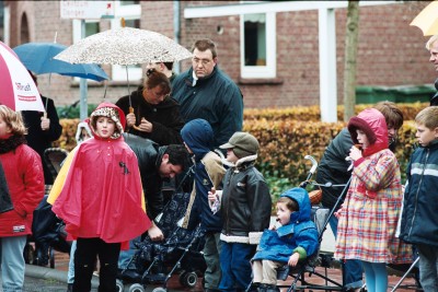 Ook in de regen staan er rijen kinderen klaar om de Sint te verwelkomen. Tilburg, 2000