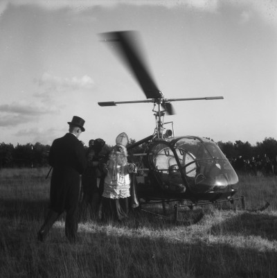 Sint komt per helicopter aan in Vught. Vught, 1954