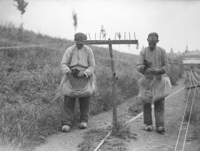 Foto: Touwslagerij, al spinnende achteruit, Grave 1937 (foto: Fotopersbureau Het Zuiden, collectie BHIC nr. 1638-001706)