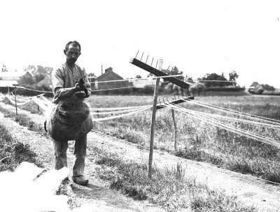 Touwslager, de man die een groot gedeelte van de dag achterwaarts loopt, Grave 1932 (foto: Fotopersbureau Het Zuiden, collectie BHIC nr. 1638-001708)