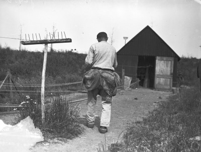 Touwslager, onder de nijvere handen groeit de hennep tot een touw (foto: Fotopersbureau Het Zuiden, collectie BHIC nr. 1638-001709)