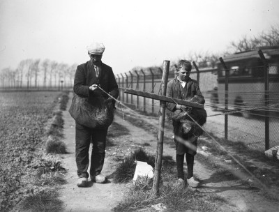 Foto van touwslagers aan het werk, Grave 1930 (foto: Fotopersbureau Het Zuiden, collectie BHIC nr. 1638-001737)