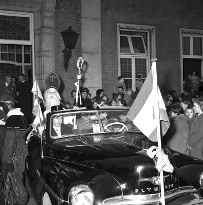 Sint komt aan met een cabriolet