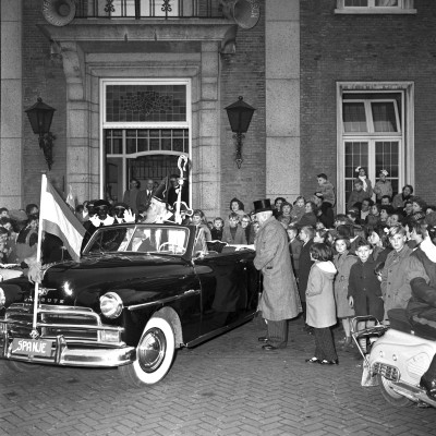 Sint Nicolaas komt aan in een cabrio. Veghel, 1968