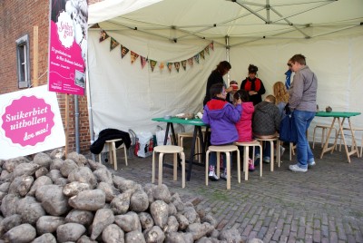 Kinderen maken lampionnen van suikerbieten. 2013, Roosendaal