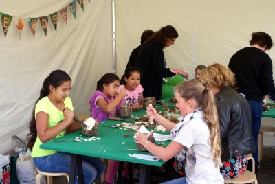 Kinderen maken lampionnen van suikerbieten. 2013, Roosendaal