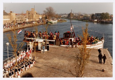 In 1985 besloot Sint om niet met de stoomboot, maar met de rondvaartboot van de Beekse Bergen naar Tilburg te komen. Tilburg, 1985