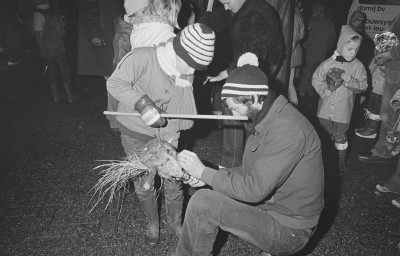 Tijdens de Sint-Maartenoptocht wordt een laatste hand gelegd aan een lampion. Etten-Leur, 1981