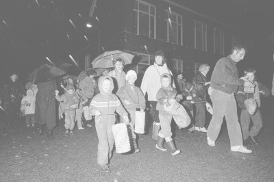 Sint-Maartensoptocht in de regen, ? 1986