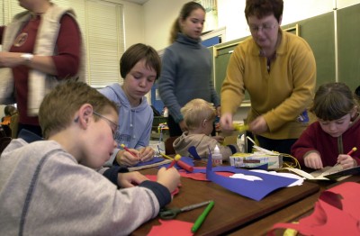 Kinderen maken lampionnen voor Sint-Maarten van karton en papier. 2002, Zegge