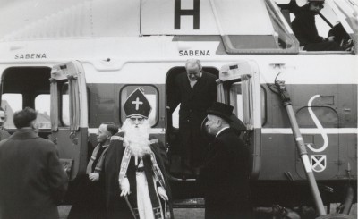 Sinterklaas is gearriveerd per helicopter. Boekel, 1958