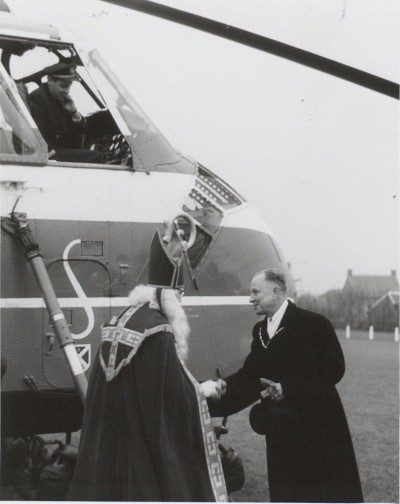 Burgemeester Otto van Boekel verwelkomt Sint Nicolaas. Boekel, 1958