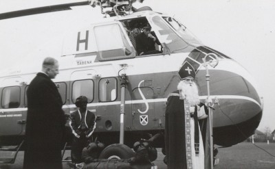 Sinterklaas is gearriveerd per helicopter. Boekel, 1958