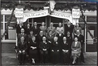 De gouden bruiloft van familie J. v.d. Wijdeven-v.d. Zanden, Sint-Oedenrode 1954 (foto: Fotopersbureau Het Zuiden, collectie BHIC nr. SOE1599) 