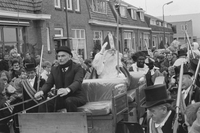 Sinterklaas komt Grave in per koets. Grave ? 
