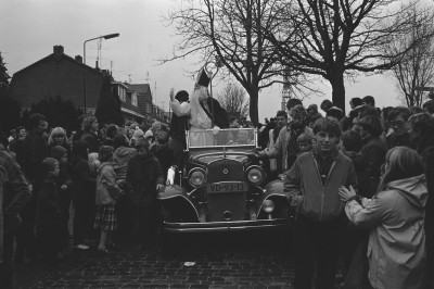 Een ander jaar koos Sint in Grave voor een open auto. Grave, ?